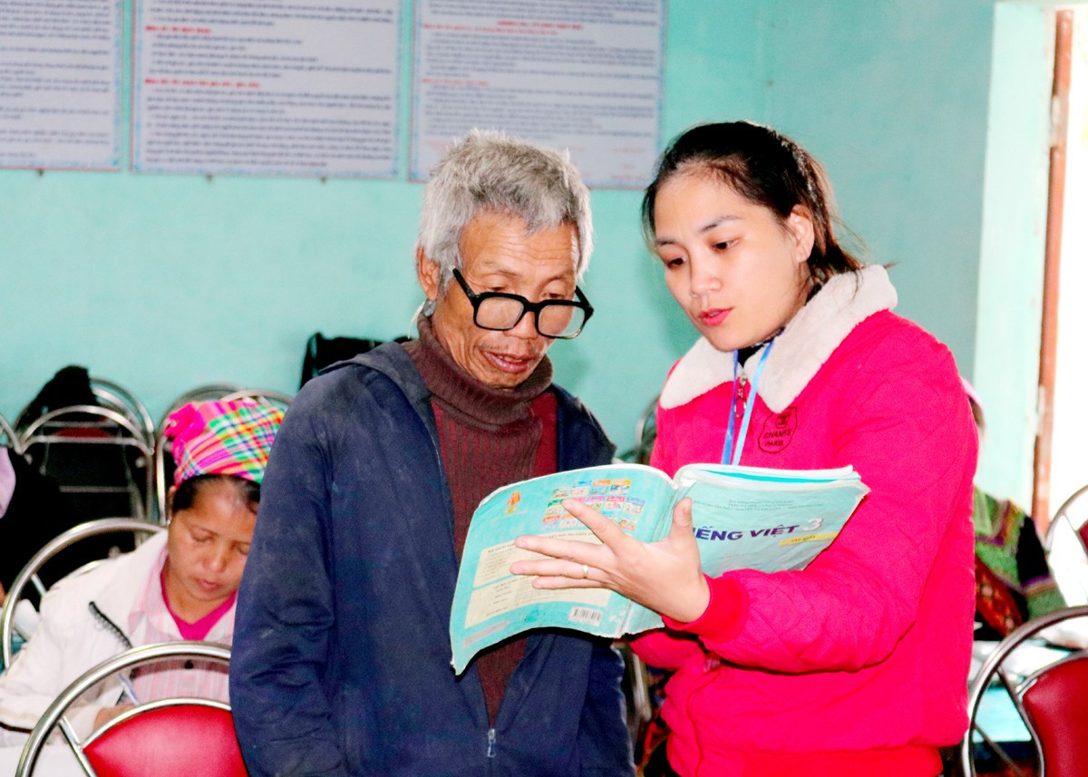 Gi&aacute;o vi&ecirc;n Trường PTDT b&aacute;n tr&uacute; Tiểu học Thượng Sơn tham gia x&oacute;a m&ugrave; chữ cho b&agrave; con x&atilde; Thượng Sơn.