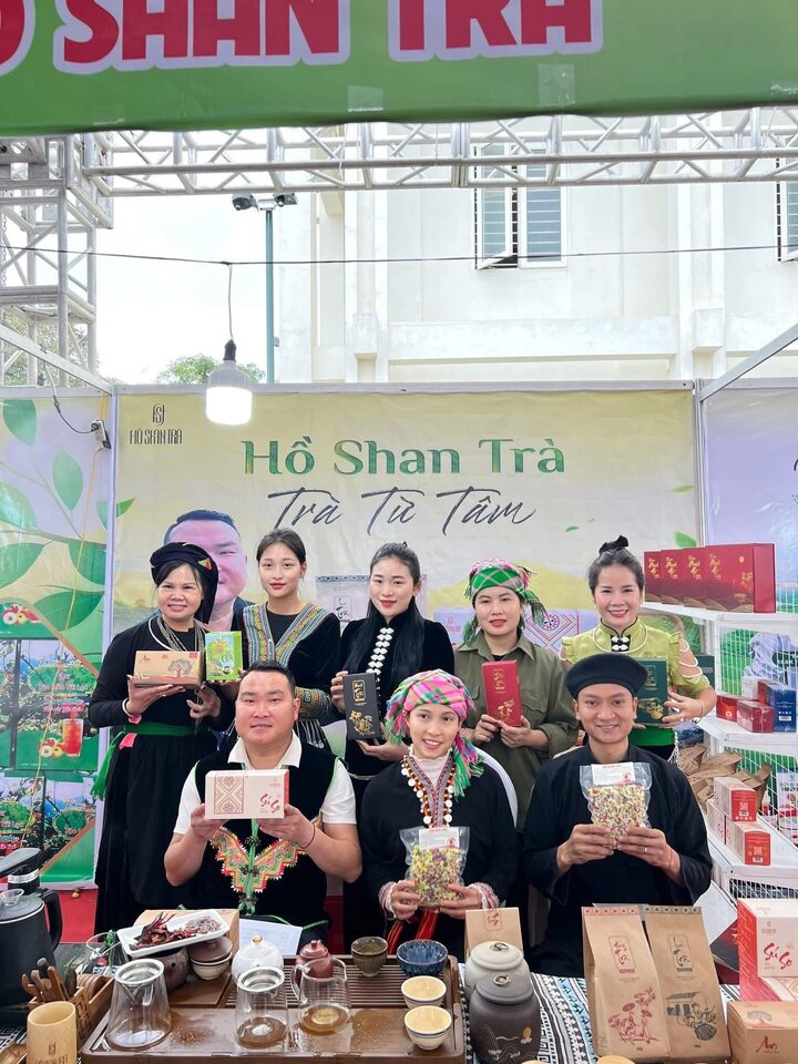 Những sản phẩm ch&egrave; shan tuyết OCOP v&agrave; n&ocirc;ng sản địa phương đ&atilde; g&oacute;p phần gi&uacute;p đời sống b&agrave; con dần ổn định hơn. 