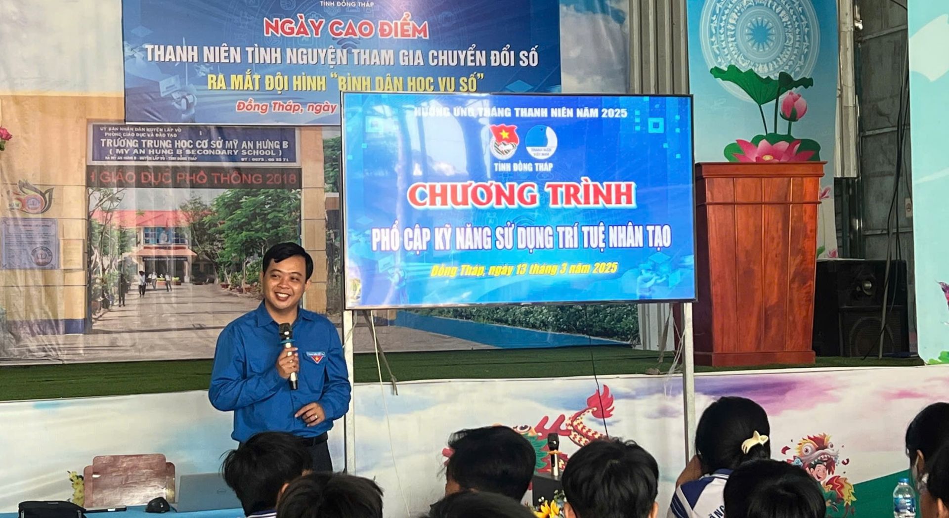 C&aacute;n bộ Đo&agrave;n phổ cập AI đến người d&acirc;n.