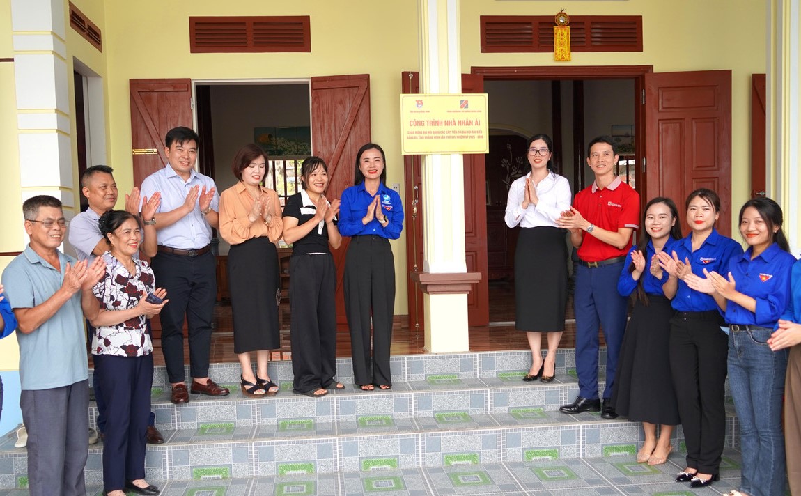 Gắn biển c&ocirc;ng tr&igrave;nh &ldquo;Nh&agrave; nh&acirc;n &aacute;i&rdquo; ở phường Hiệp Ho&agrave;.