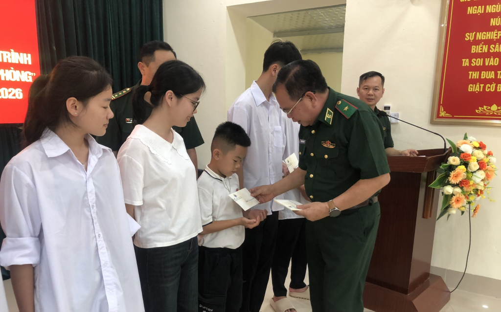 Thiếu tướng Ph&ugrave;ng Quốc Tuấn, nguy&ecirc;n Ph&oacute; Ch&iacute;nh ủy Bộ đội Bi&ecirc;n ph&ograve;ng Việt Nam tặng qu&agrave; cho học sinh, sinh vi&ecirc;n trong chương tr&igrave;nh &ldquo;N&acirc;ng bước em tới trường - Con nu&ocirc;i Đồn Bi&ecirc;n ph&ograve;ng&rdquo;.