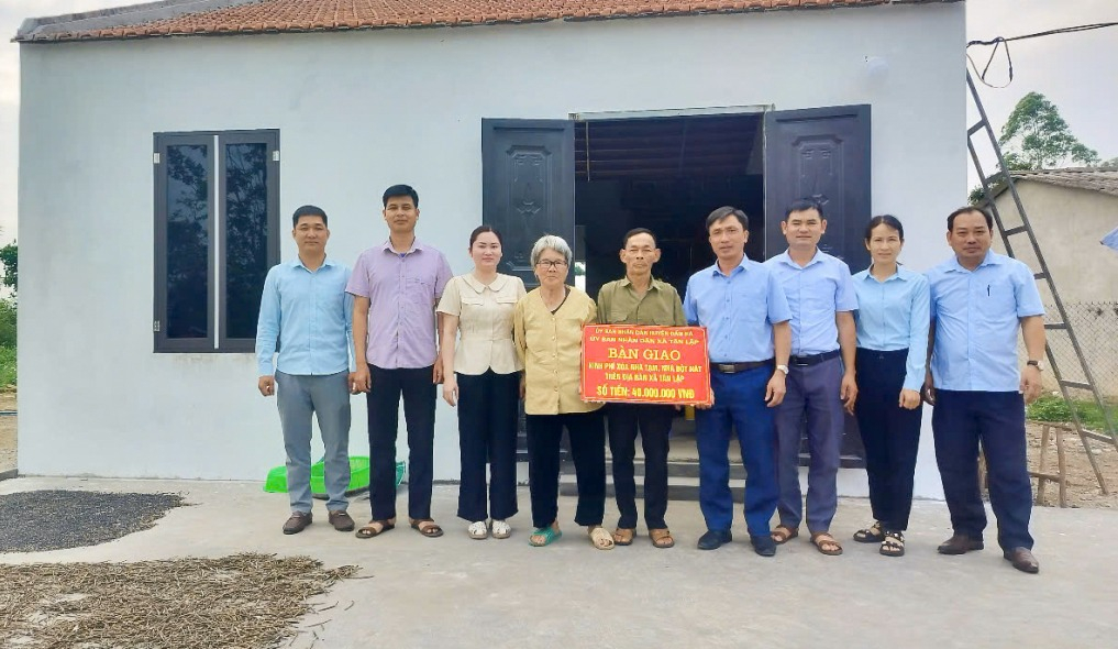 X&atilde; Đầm H&agrave; trao kinh ph&iacute; hỗ trợ x&oacute;a nh&agrave; tạm, nh&agrave; dột n&aacute;t cho người d&acirc;n.