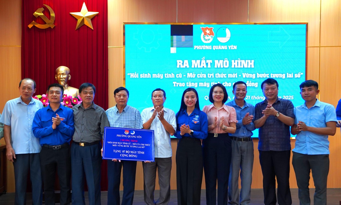 Trao tặng 7 bộ m&aacute;y t&iacute;nh cho 7 nh&agrave; văn h&oacute;a th&ocirc;n, khu phố. 