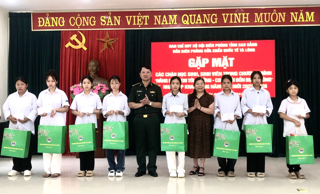 Đại t&aacute; Lương Tuấn Long, Ph&oacute; Ch&iacute;nh ủy BĐBP Cao Bằng trao qu&agrave; cho học sinh trong Dự &aacute;n &ldquo;C&aacute;n bộ, chiến sĩ Qu&acirc;n đội n&acirc;ng bước em tới trường&rdquo;.