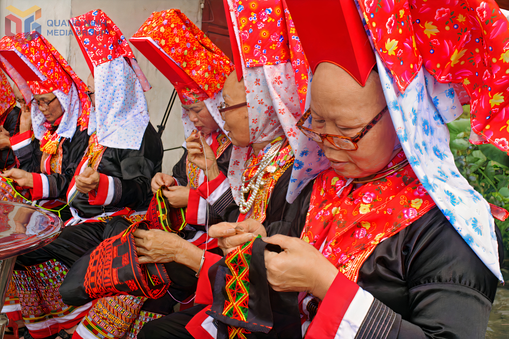 Người d&acirc;n tộc thiểu số x&atilde; Đầm H&agrave; th&ecirc;u trang phục d&acirc;n tộc.