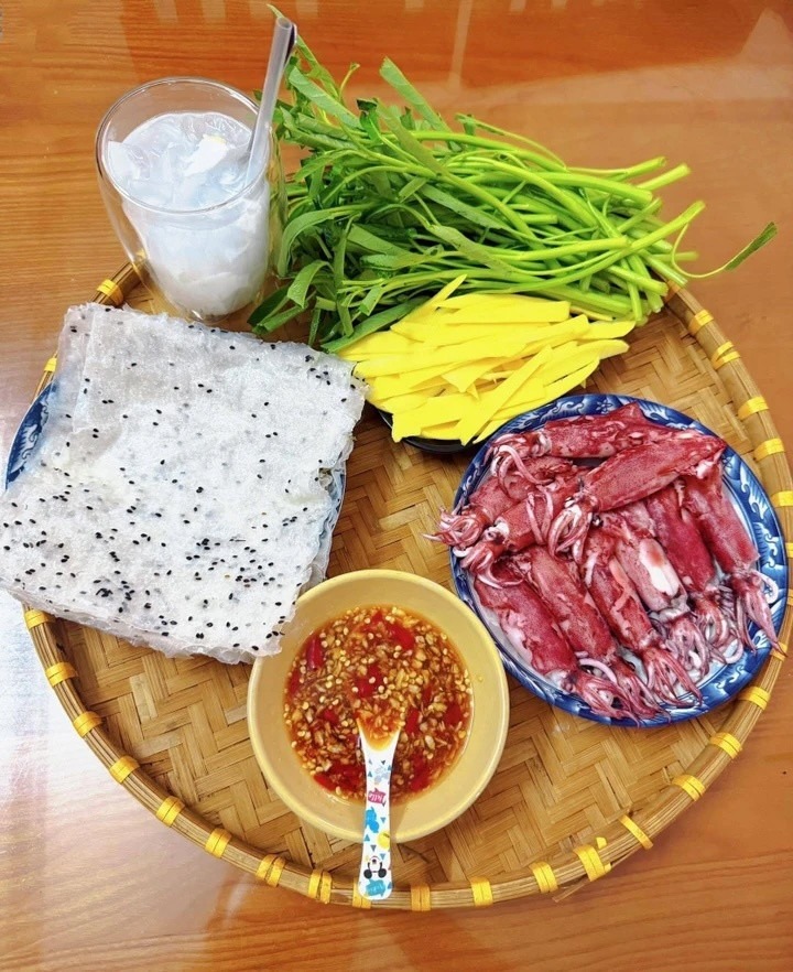 Mực trứng hấp gi&ograve;n ngọt kết hợp với rau muống sống gi&ograve;n m&aacute;t, xo&agrave;i chua ngọt v&agrave; b&aacute;nh tr&aacute;ng m&egrave; đen.