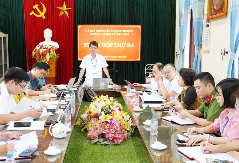 Chủ tịch UBND x&atilde; Kim Phượng L&ecirc; Quang Tuấn chỉ đạo phi&ecirc;n họp của UBND x&atilde;. 