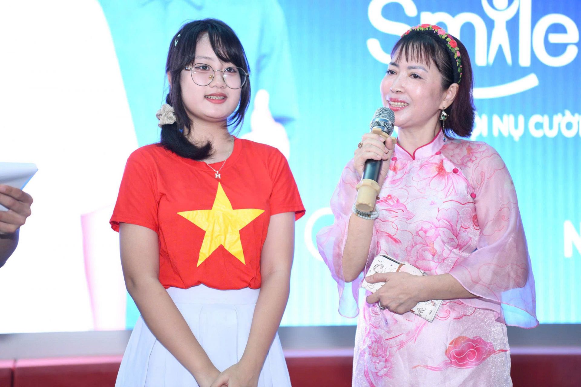 Nh&agrave; thơ Trần Đăng Khoa v&agrave; nh&agrave; thơ Bảo Ngọc đồng h&agrave;nh c&ugrave;ng Dự &aacute;n Smile Day.