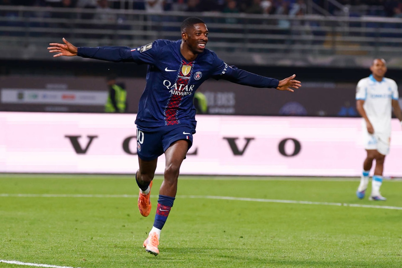 Ousmane Dembele ăn mừng b&agrave;n mở tỷ số.