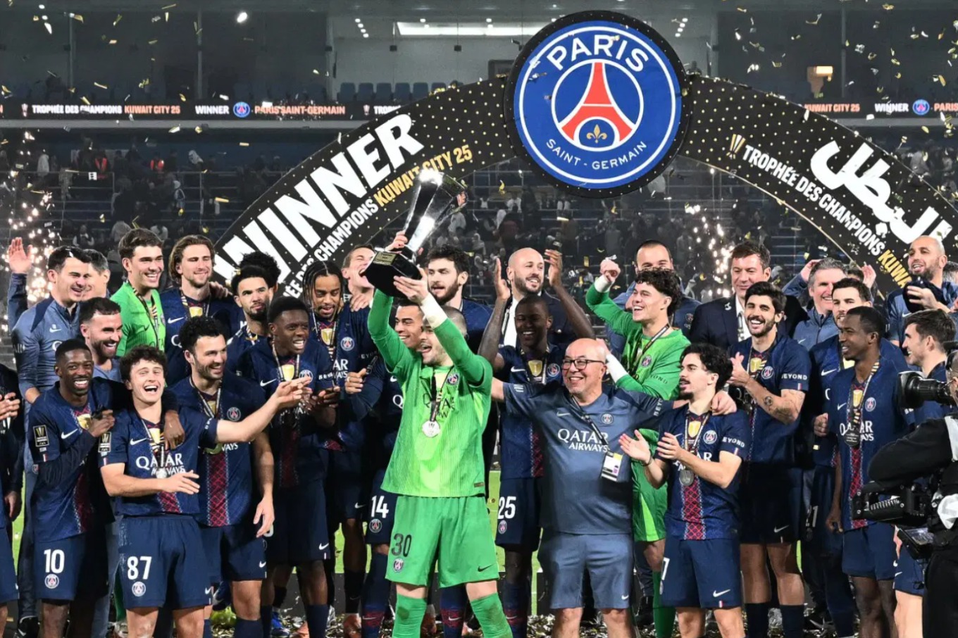 PSG mừng danh hiệu Si&ecirc;u Cup Ph&aacute;p. 