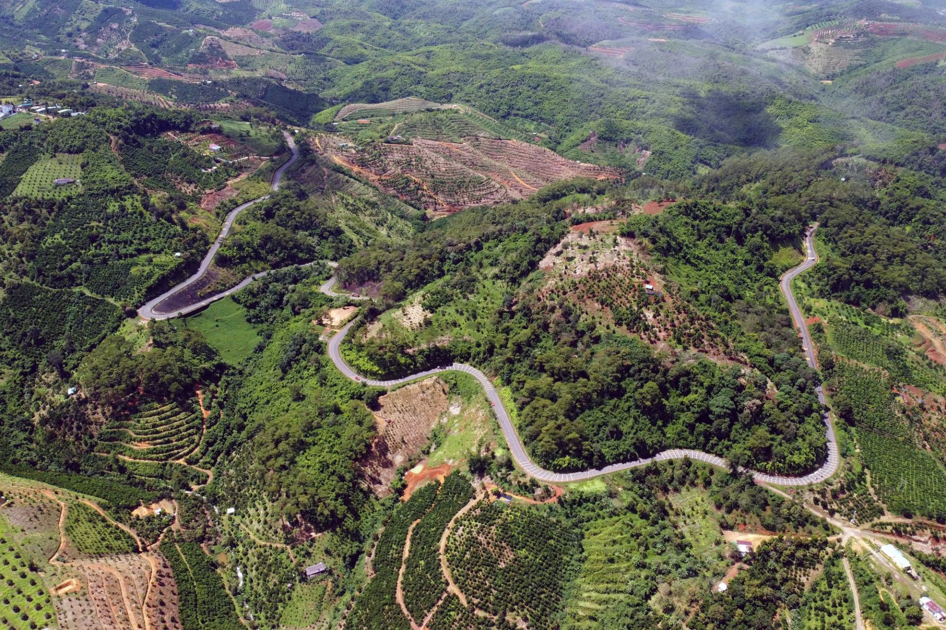 Trước đ&acirc;y hệ thống đường x&aacute; ở nhiều x&atilde; tại L&acirc;m Đồng c&ograve;n gặp nhiều kh&oacute; khăn khi di chuyển.