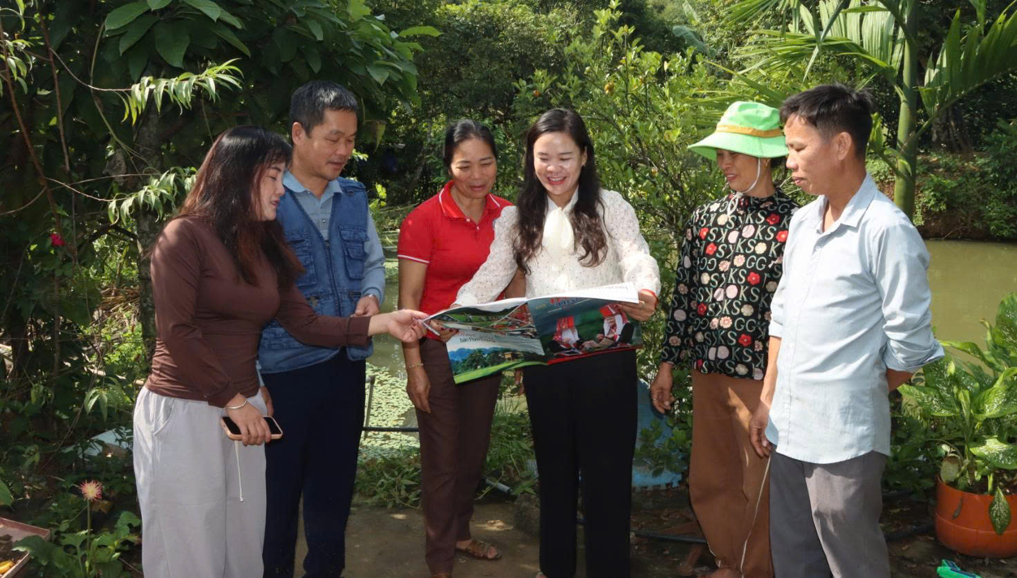 C&aacute;n bộ x&atilde; Gia Ph&ugrave; tuy&ecirc;n truyền nh&acirc;n d&acirc;n bản L&aacute; ph&aacute;t triển kinh tế gia đ&igrave;nh.
C&aacute;n bộ Ph&ograve;ng Văn h&oacute;a x&atilde; Gia Ph&ugrave; vận h&agrave;nh loa truyền thanh cơ sở.