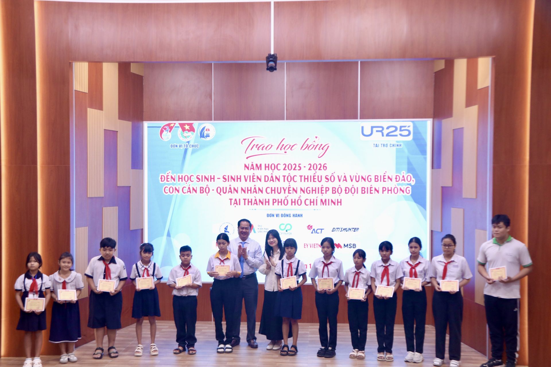 Mỗi suất học bổng g&oacute;p phần động vi&ecirc;n c&aacute;c học sinh, sinh vi&ecirc;n vượt kh&oacute;, học tốt.