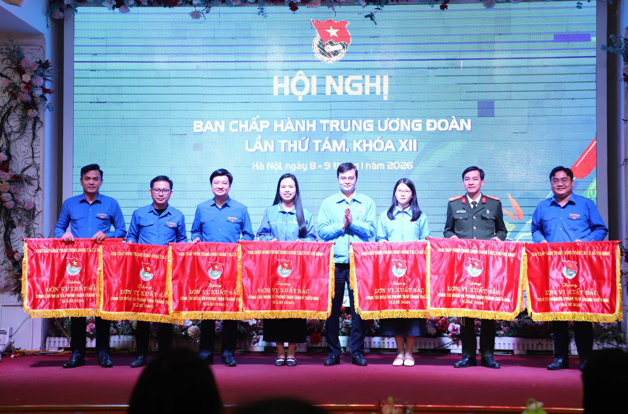 Anh B&ugrave;i Quang Huy trao cờ cho c&aacute;c đơn vị c&oacute; th&agrave;nh t&iacute;ch xuất sắc.