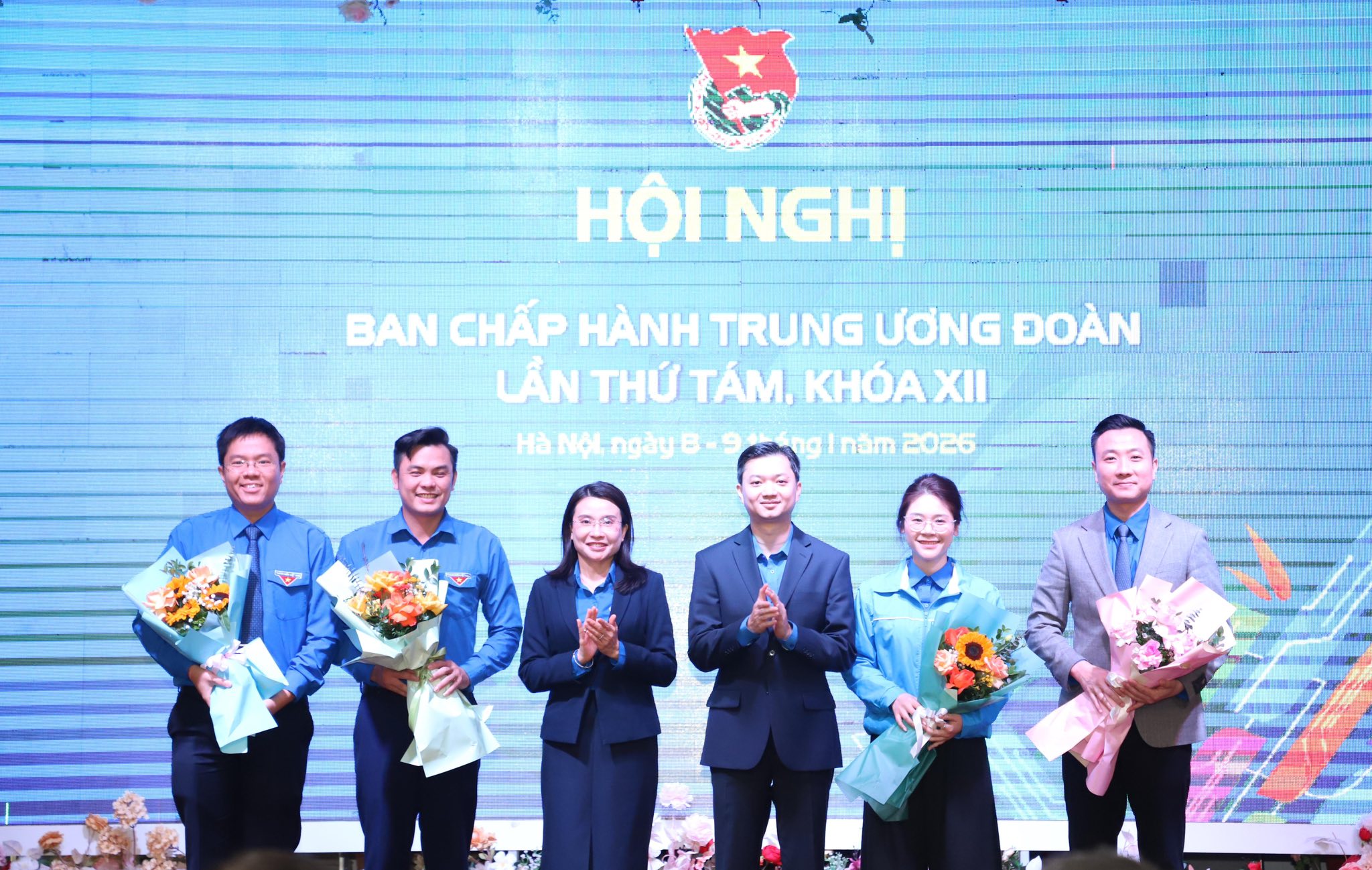Anh Nguyễn Minh Triết v&agrave; chị Nguyễn Phạm Duy Trang ch&uacute;c mừng c&aacute;c anh, chị được bầu tham gia Ban Chấp h&agrave;nh T.Ư Đo&agrave;n.