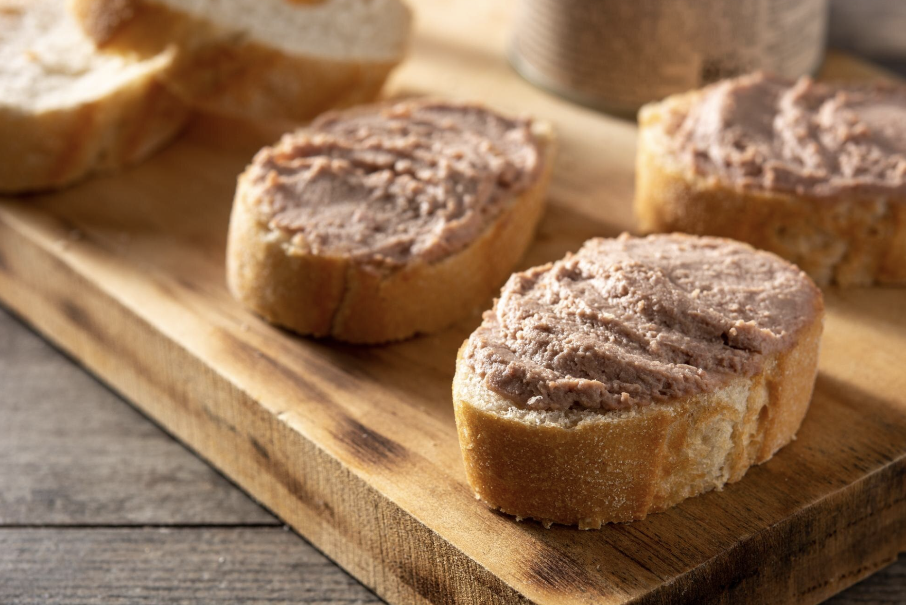 Pate gan heo l&agrave; m&oacute;n ăn phổ biến nhất, được nhiều người y&ecirc;u th&iacute;ch. 