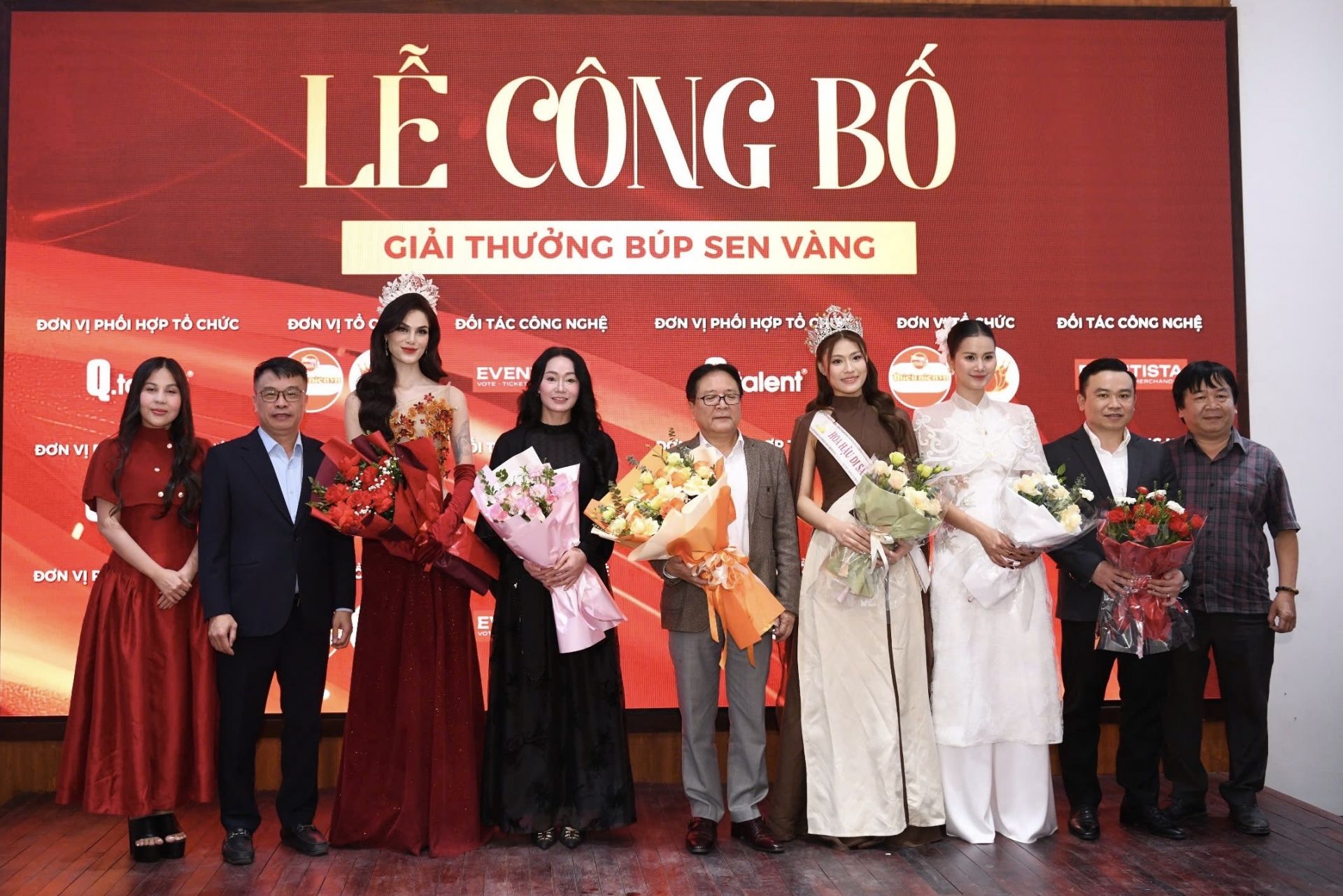 Ban Tổ chức tặng hoa Hội đồng Nghệ thuật.