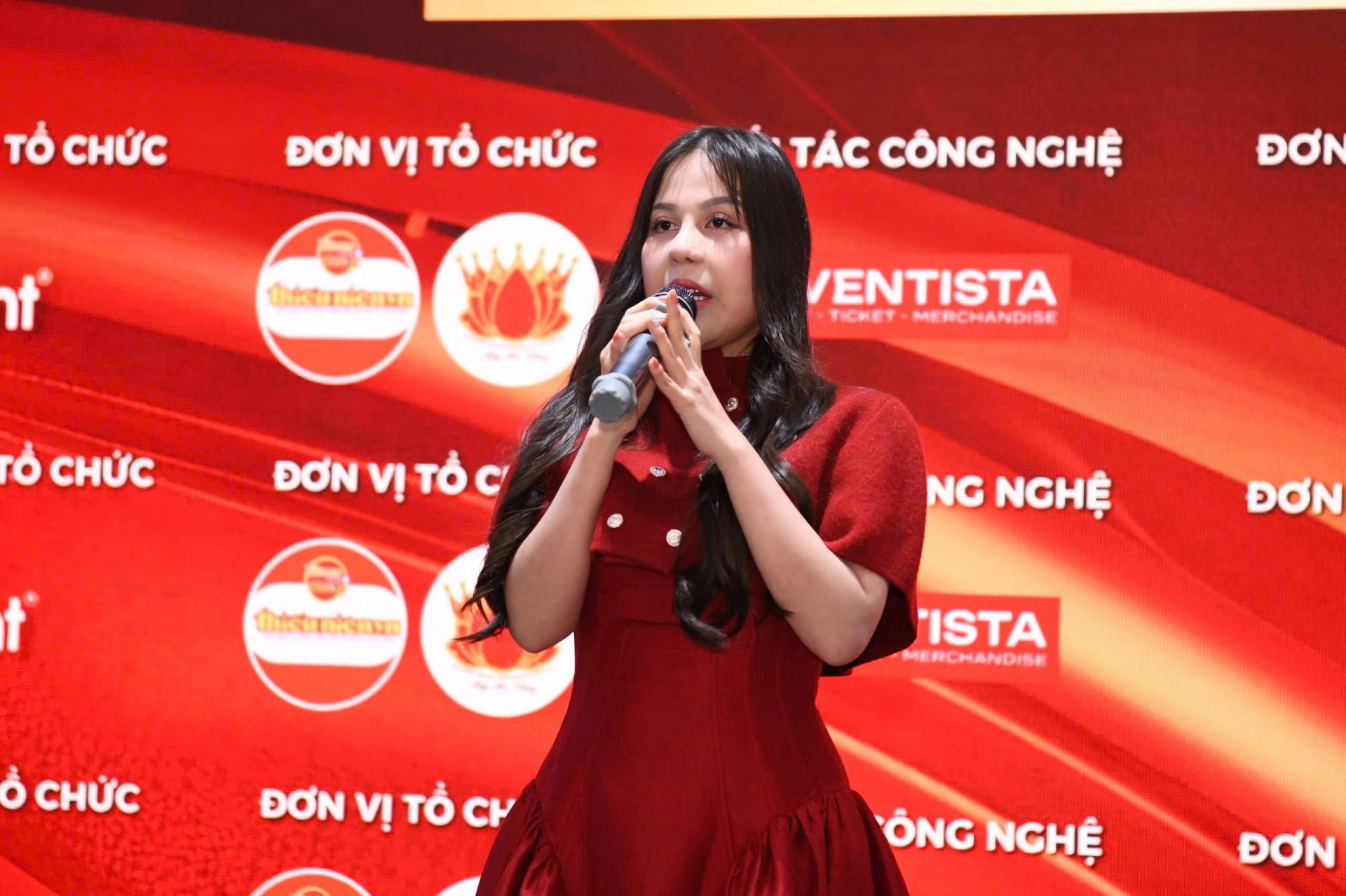 Ph&oacute; Trưởng Ban Tổ chức Nguyễn Như Quỳnh c&ocirc;ng bố thể lệ của Giải thưởng B&uacute;p Sen V&agrave;ng.