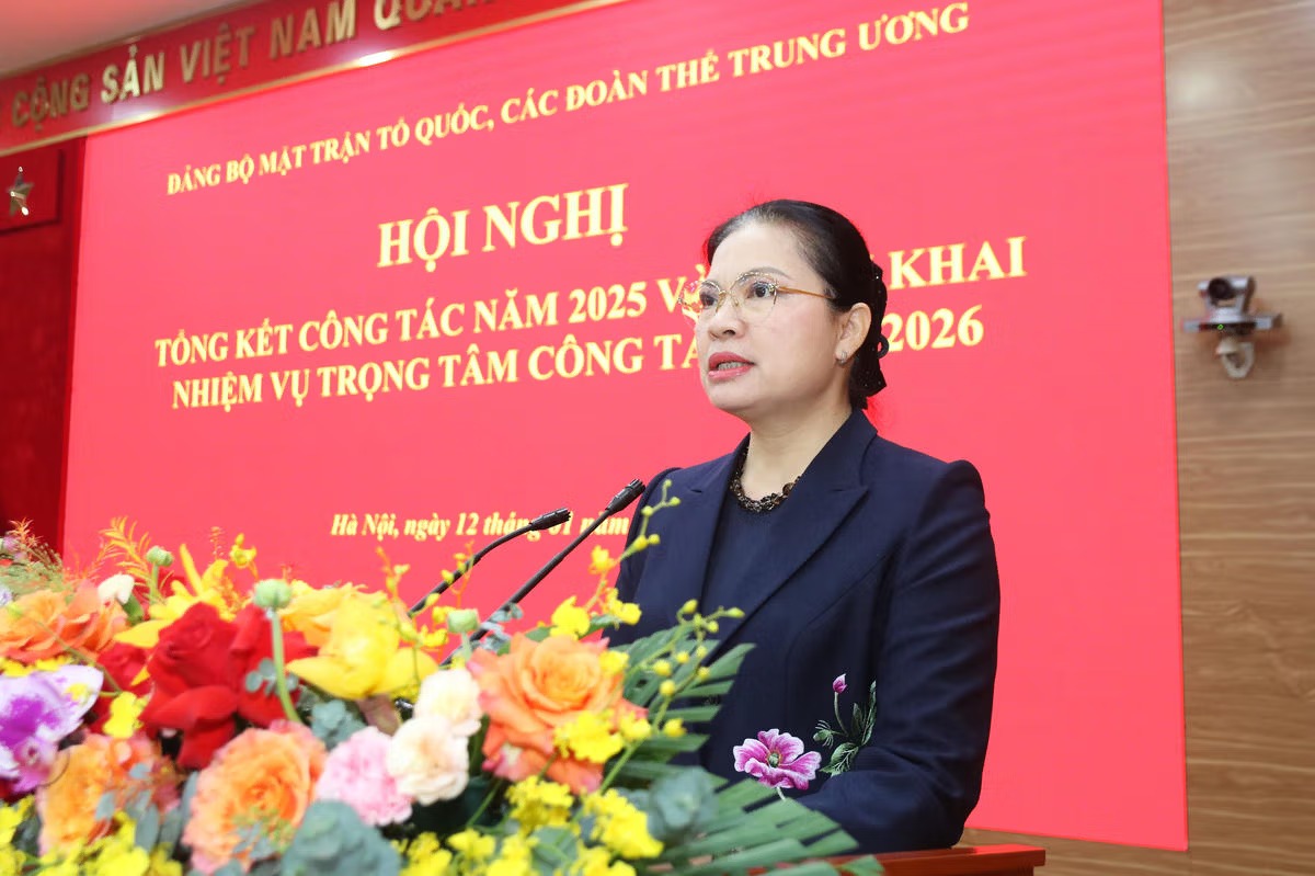 Đồng ch&iacute; H&agrave; Thị Nga, Ủy vi&ecirc;n TƯ Đảng, Ph&oacute; B&iacute; thư Thường trực Đảng ủy MTTQ, c&aacute;c đo&agrave;n thể Trung ương, Ph&oacute; Chủ tịch Ủy ban Trung ương MTTQ Việt Nam, tr&igrave;nh b&agrave;y b&aacute;o c&aacute;o tại hội nghị.