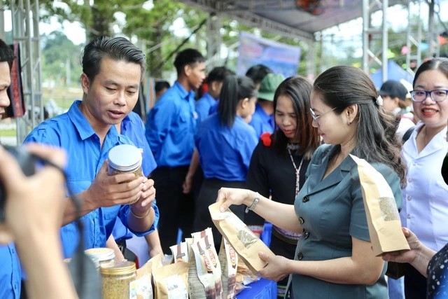 Triển l&atilde;m giới thiệu nhiều sản phẩm s&aacute;ng tạo, đặc trưng của thanh ni&ecirc;n d&acirc;n tộc thiểu số khởi nghiệp.
