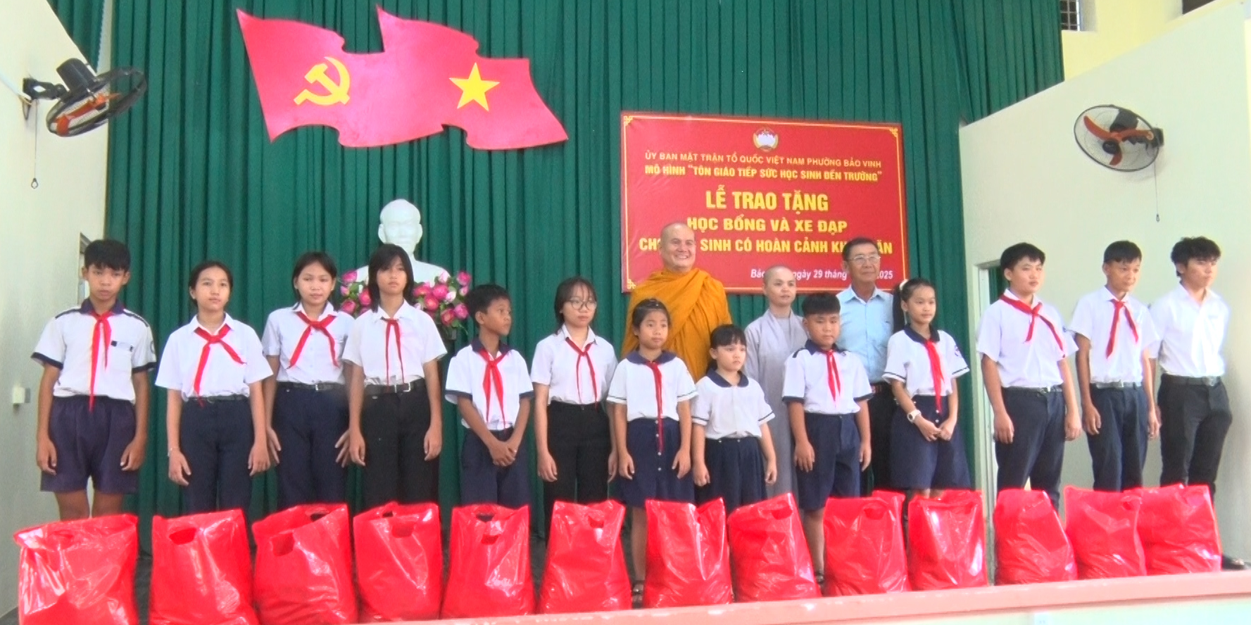 C&aacute;c nh&agrave; hảo t&acirc;m trao tặng qu&agrave; v&agrave; học bổng cho học sinh tr&ecirc;n địa b&agrave;n phường.