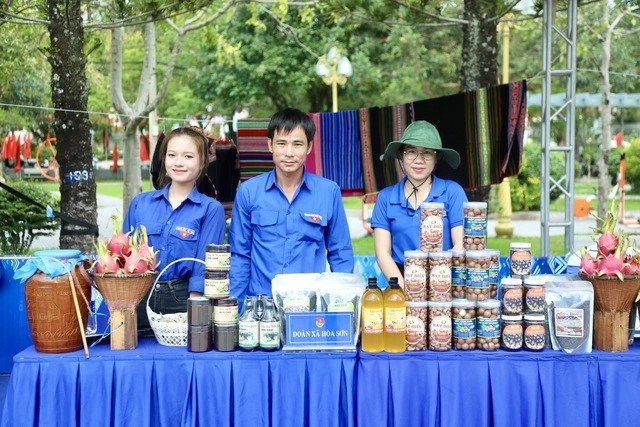 Nhiều mặt h&agrave;ng l&agrave;m từ n&ocirc;ng sản địa phương được thanh ni&ecirc;n Đắk Lắk trưng b&agrave;y tại triển l&atilde;m.