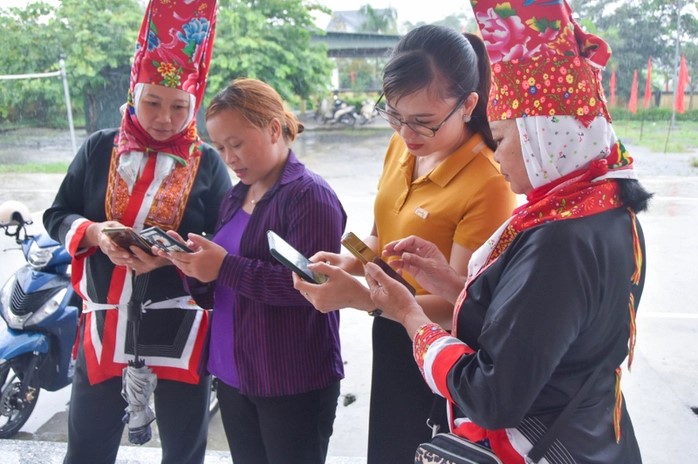 B&agrave; con d&acirc;n tộc thiểu số học c&aacute;ch tiếp cận th&ocirc;ng tin th&ocirc;ng qua điện thoại.