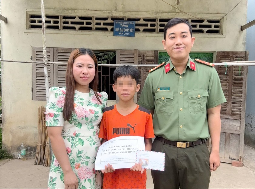 Nhiều học sinh ho&agrave;n cảnh kh&oacute; khăn đ&atilde; được c&aacute;c chiến sĩ c&ocirc;ng an tiếp sức đến trường.