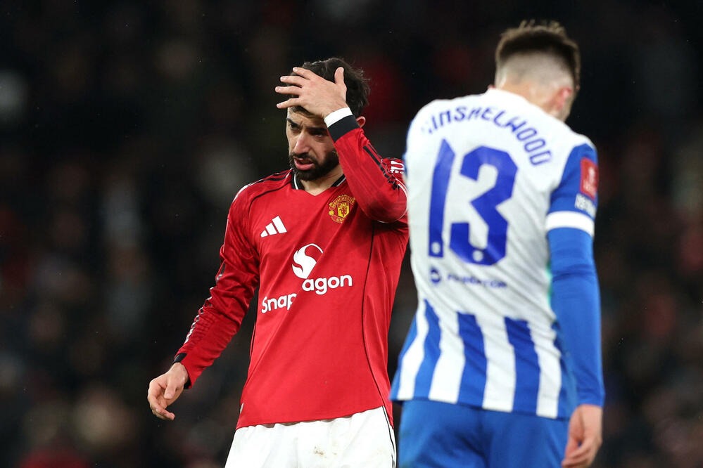 Bruno Fernandes (tr&aacute;i) &ocirc;m đầu thất vọng trong trận thua Brighton tr&ecirc;n s&acirc;n Old Trafford.