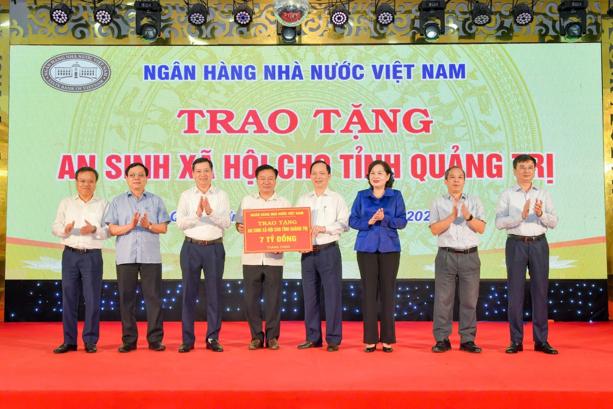 L&atilde;nh đạo NHNN trao biển tượng trưng tặng kinh ph&iacute; cho tỉnh Quảng Trị để thực hiện c&ocirc;ng t&aacute;c an sinh x&atilde; hội.