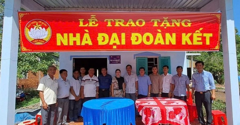 Tặng nh&agrave; đại đo&agrave;n kết cho hộ ngh&egrave;o ở Cần Thơ.
