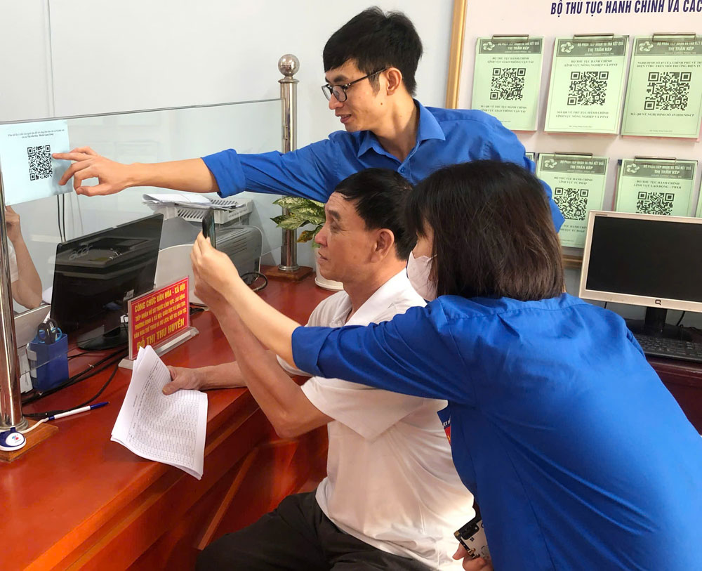 Đo&agrave;n vi&ecirc;n thanh ni&ecirc;n Bắc Ninh hướng dẫn c&aacute;ch thức thanh to&aacute;n trực tuyến với người d&acirc;n.