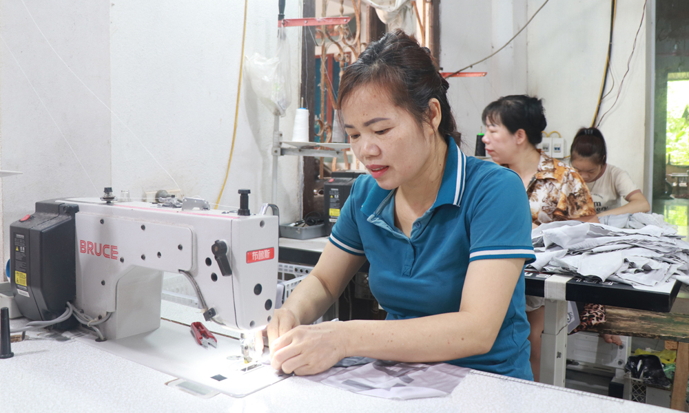 Nhiều cơ hội việc l&agrave;m mở ra, gi&uacute;p n&acirc;ng cao đời sống của người lao động.