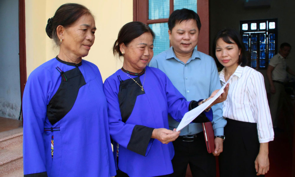 Sự hỗ trợ kịp thời về mặt th&ocirc;ng tin gi&uacute;p người d&acirc;n y&ecirc;n t&acirc;m sản xuất.