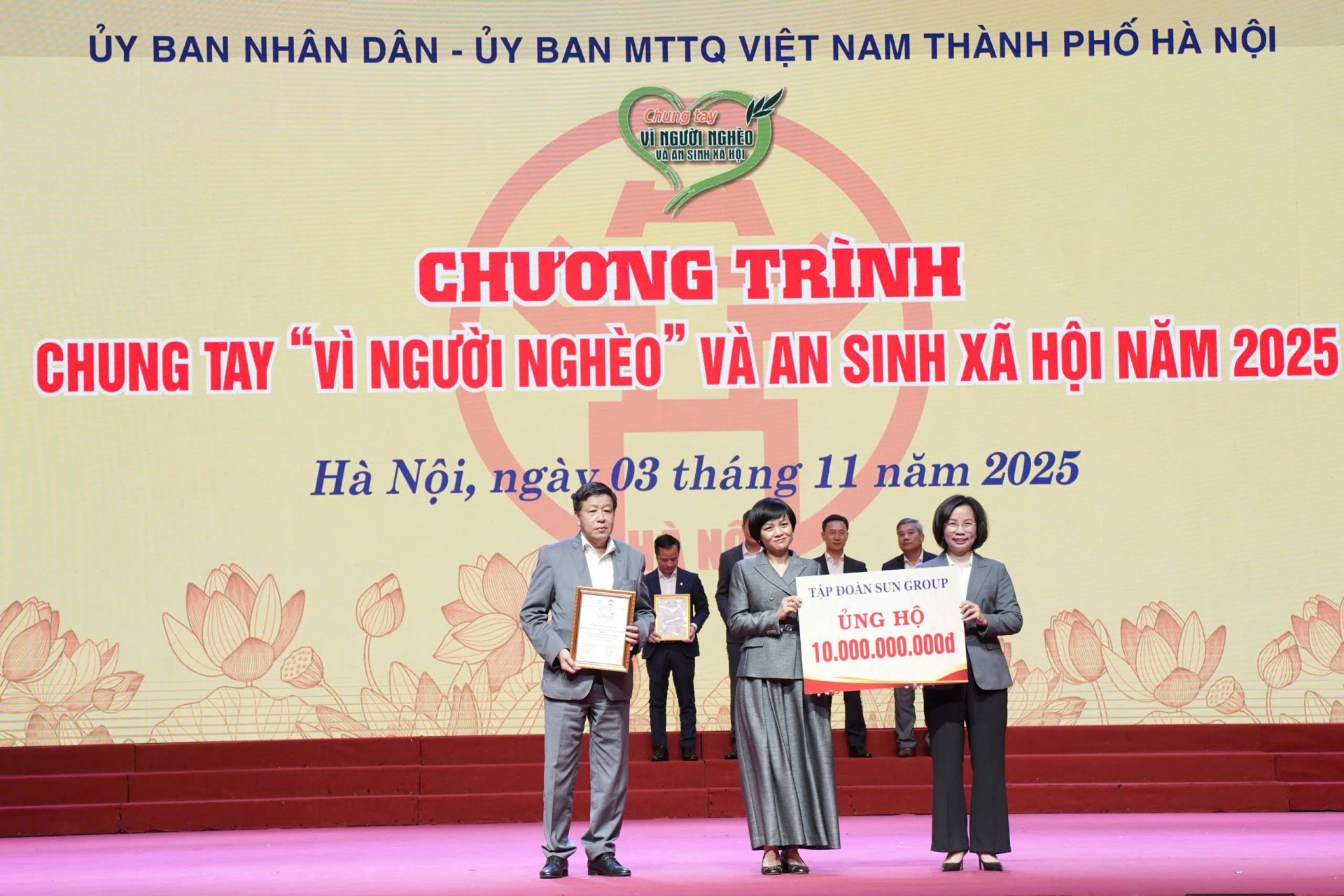 Chủ tịch Ủy ban MTTQ Việt Nam TP H&agrave; Nội B&ugrave;i Huyền Mai tiếp nhận ủng hộ của c&aacute;c đơn vị, c&aacute; nh&acirc;n.