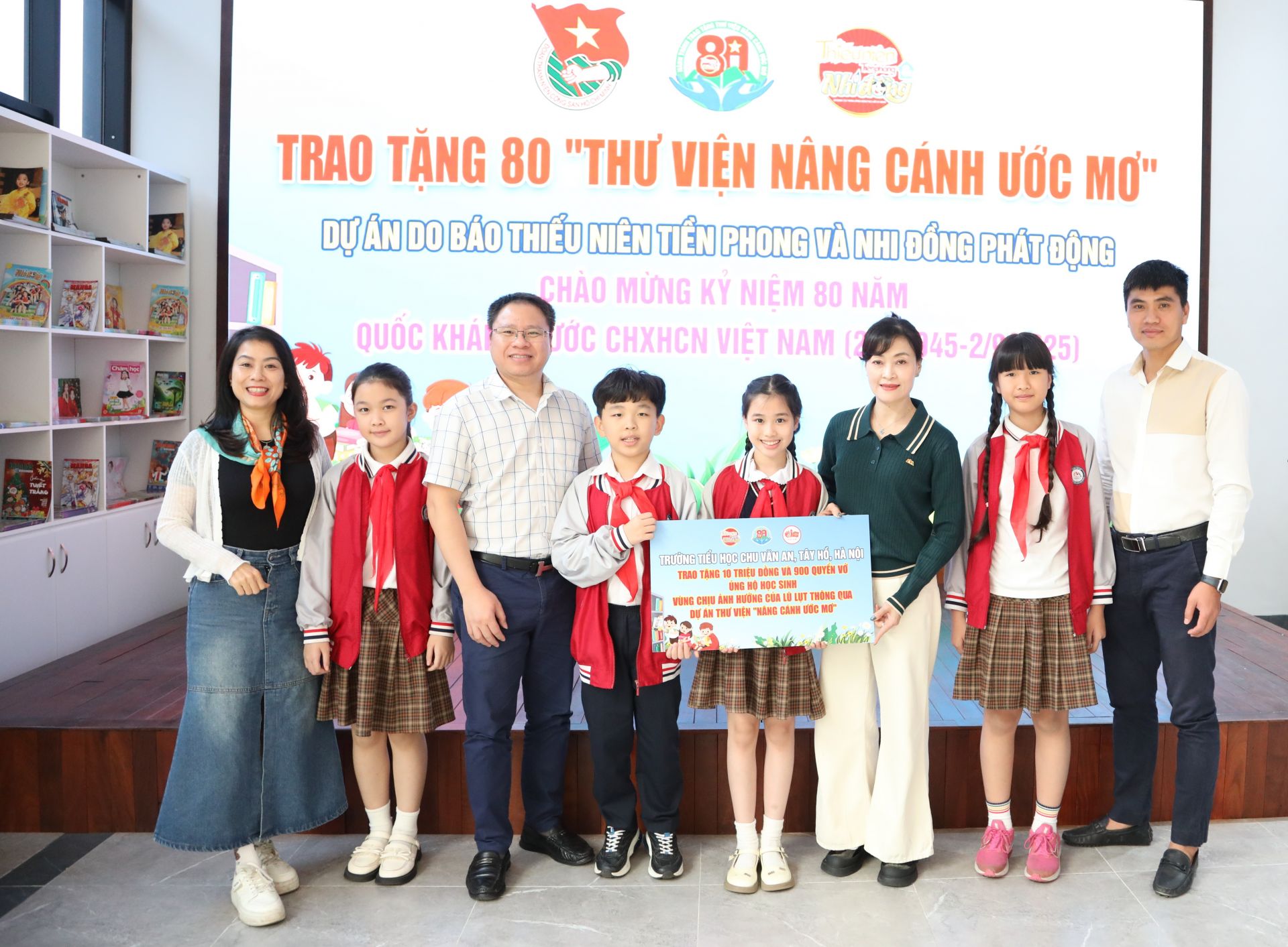 C&ocirc; v&agrave; tr&ograve; trường Tiểu học Chu Văn An trao tặng những phần qu&agrave; gi&aacute; trị đến với học sinh v&ugrave;ng s&acirc;u, v&ugrave;ng xa th&ocirc;ng qua dự &aacute;n Thư viện &ldquo;N&acirc;ng c&aacute;nh ước mơ&rdquo;. 