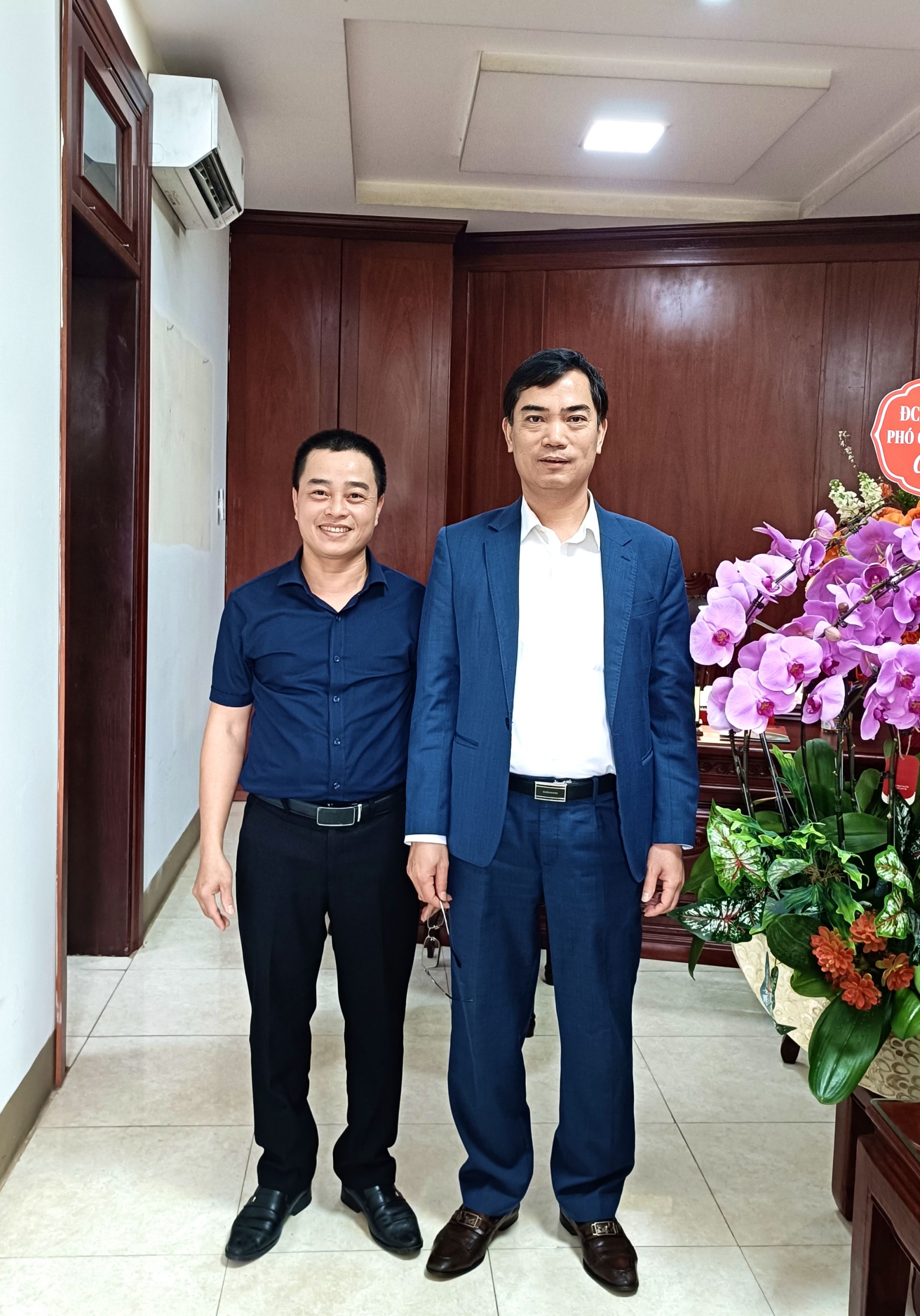 Văn ph&ograve;ng B&aacute;o Thiếu ni&ecirc;n Tiền phong v&agrave; Nhi đồng khu vực Bắc Trung Bộ đ&atilde; đến ch&uacute;c mừng Sở Gi&aacute;o dục v&agrave; Đ&agrave;o tạo H&agrave; Tĩnh.