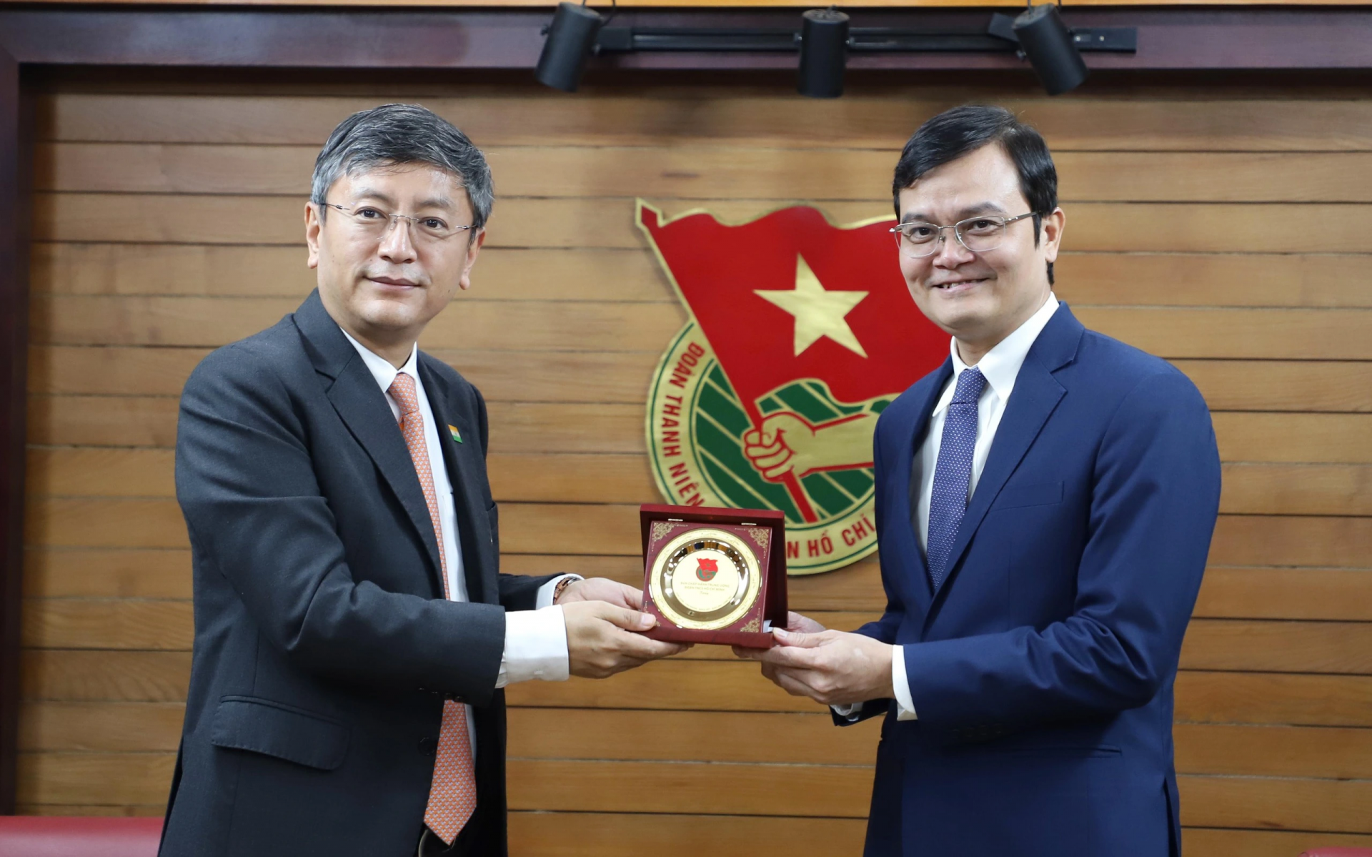 B&iacute; thư thứ nhất T.Ư Đo&agrave;n B&ugrave;i Quang Huy tặng biểu trưng Đo&agrave;n TNCS Hồ Ch&iacute; Minh tới Đại sứ Tshering W.Sherpa. 