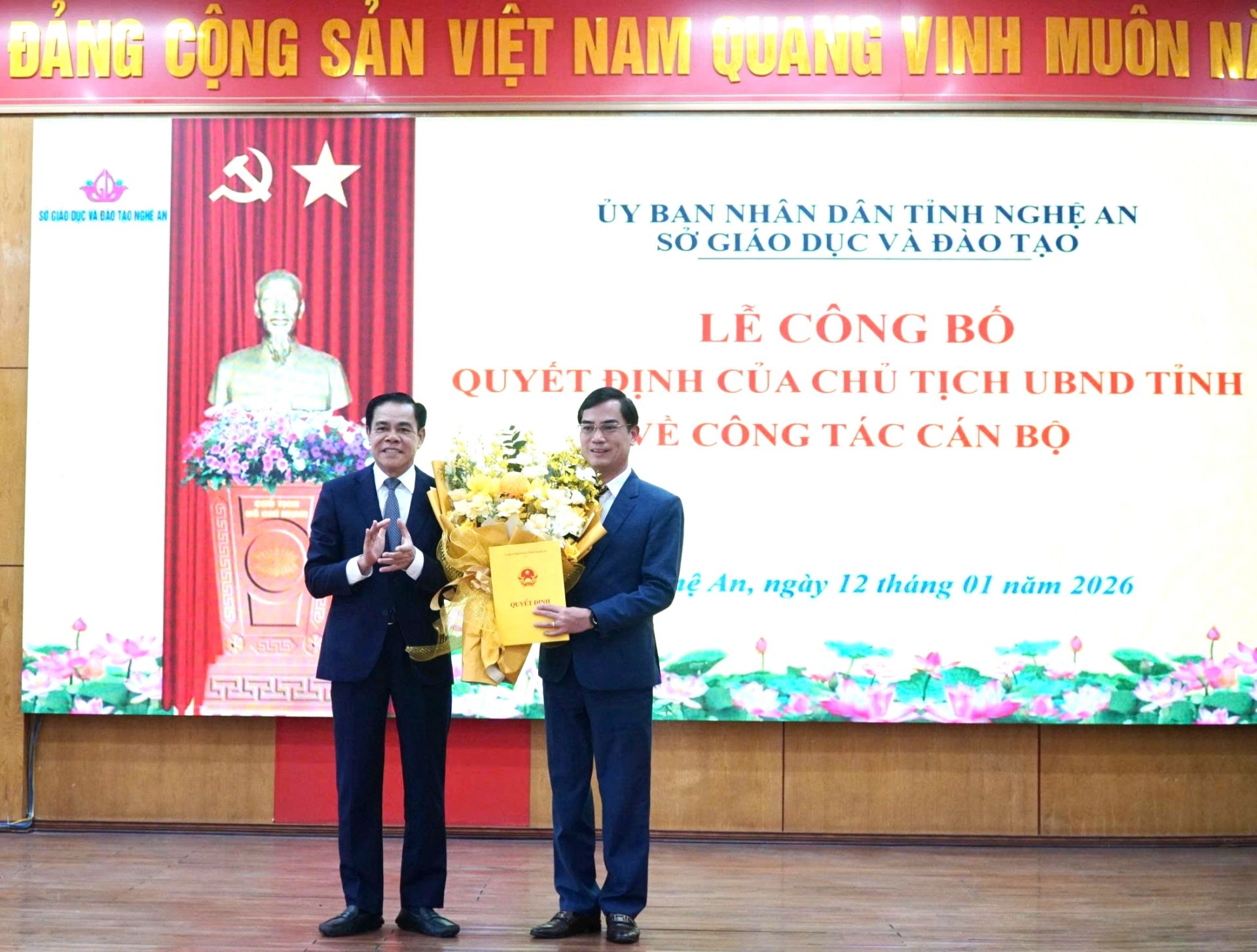 &Ocirc;ng V&otilde; Trọng Hải - Ph&oacute; b&iacute; thư Tỉnh ủy, Chủ tịch UBND tỉnh Nghệ An - trao quyết định, tặng hoa ch&uacute;c mừng &ocirc;ng Nguyễn Văn Khoa - Gi&aacute;m đốc Sở Gi&aacute;o dục v&agrave; Đ&agrave;o tạo Nghệ An - Ảnh: DO&Atilde;N H&Ograve;A