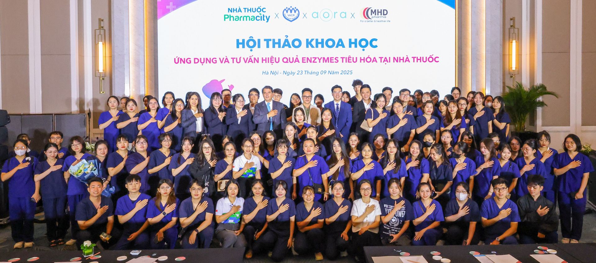 Đại biểu tham dự buổi lễ chụp ảnh lưu niệm. 