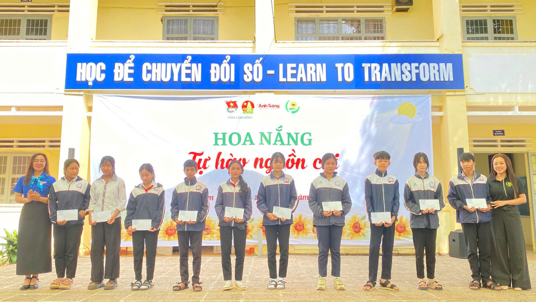 Học bổng trao tay những học sinh ngh&egrave;o c&oacute; cố gắng trong học tập. 
