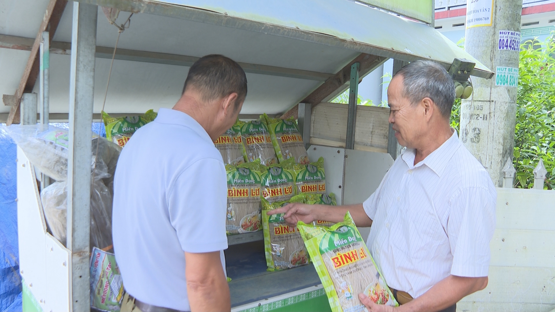 Người d&acirc;n giới thiệu sản phẩm miến dong tới kh&aacute;ch h&agrave;ng.