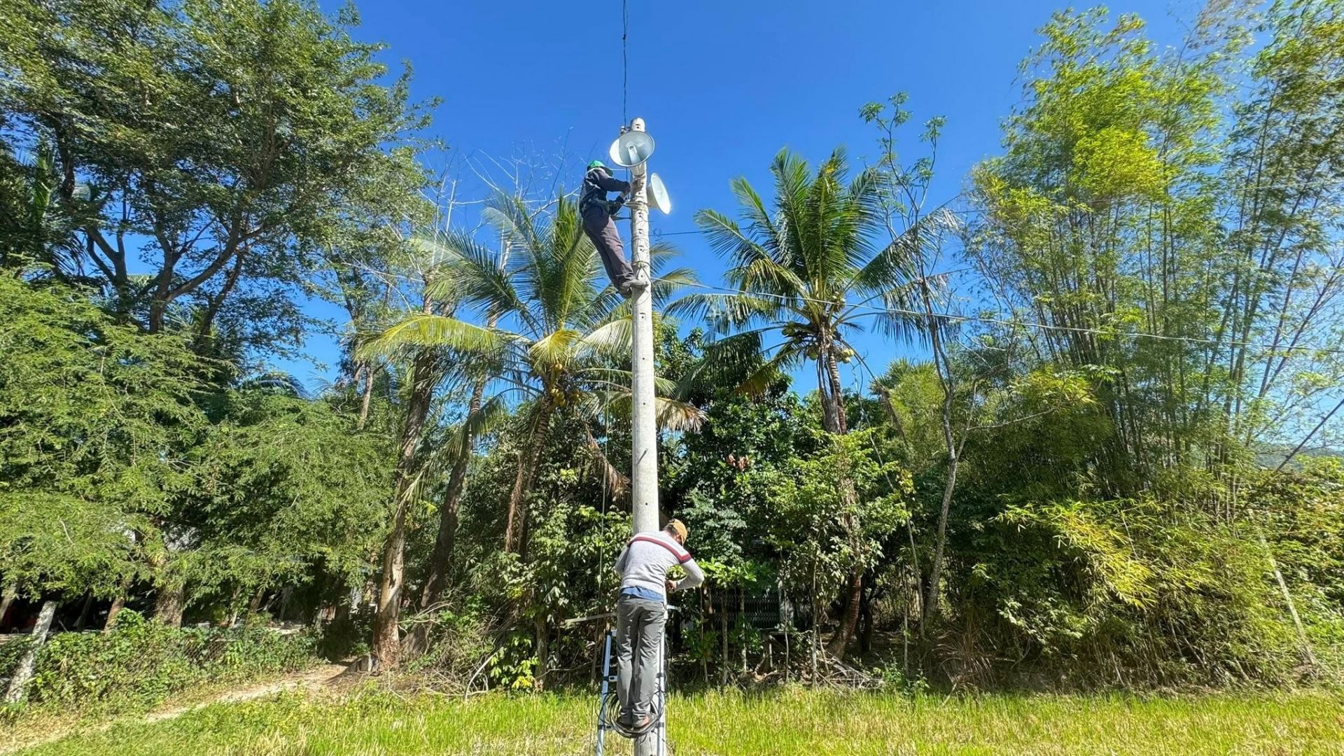 Cung cấp th&ocirc;ng tin kịp thời về ch&iacute;nh s&aacute;ch của Đảng, Nh&agrave; nước về giảm ngh&egrave;o sẽ gi&uacute;p người d&acirc;n tiếp cận được c&aacute;ch l&agrave;m mới, nguồn hỗ trợ để vươn l&ecirc;n tho&aacute;t ngh&egrave;o.