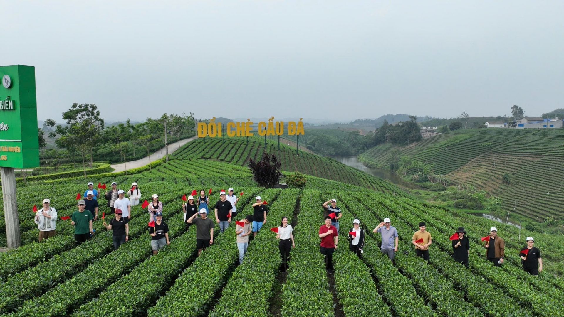 Ngo&agrave;i trồng ch&egrave;, hợp t&aacute;c x&atilde; M&acirc;y Sườn Đ&ocirc;ng c&ograve;n kết hợp th&ecirc;m du lịch v&agrave; tham quan n&ocirc;ng trại.