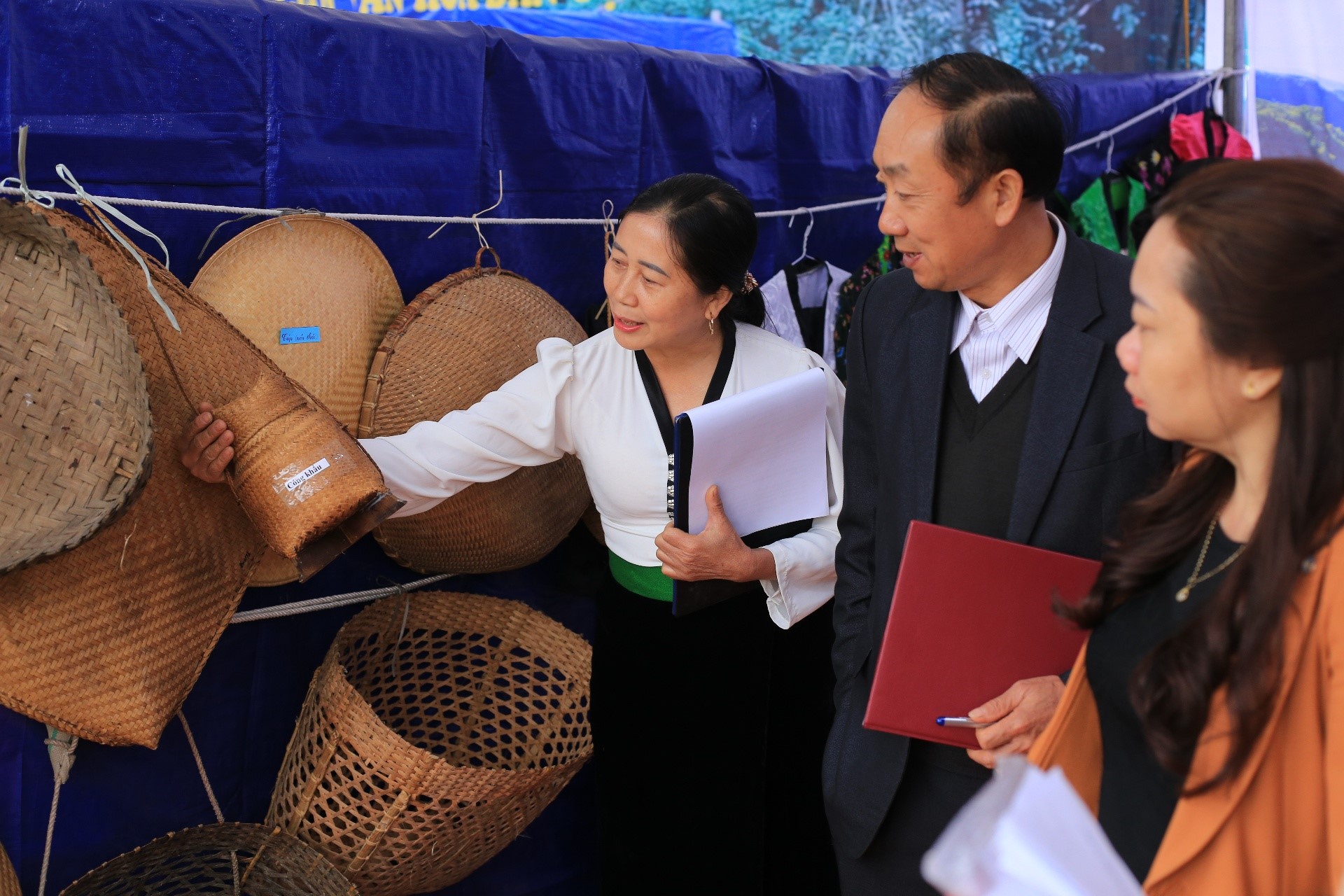 Hội vi&ecirc;n Hội LHPN x&atilde; Mường M&ocirc; t&iacute;ch cực quảng b&aacute; c&aacute;c sản phẩm đan l&aacute;t tới kh&aacute;ch h&agrave;ng.