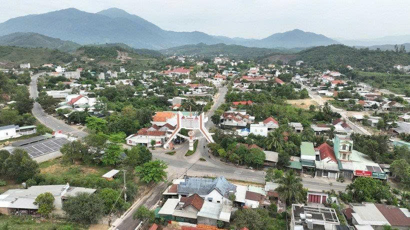 Cơ sở hạ tầng c&aacute;c x&atilde; ngh&egrave;o cũng được đầu tư khang trang v&agrave; thuận tiện hơn.