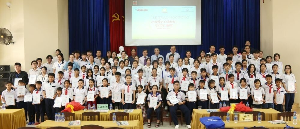 Lễ trao học b&ocirc;̉ng &ldquo;Chắp cánh ước mơ&rdquo; lần thứ 14, năm học 2024 - 2025.