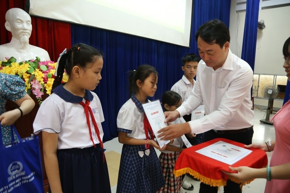 Những suất học bổng &yacute; nghĩa được trao đến c&aacute;c em học sinh c&oacute; ho&agrave;n cảnh kh&oacute; khăn tr&ecirc;n địa b&agrave;n tỉnh Đồng Th&aacute;p.