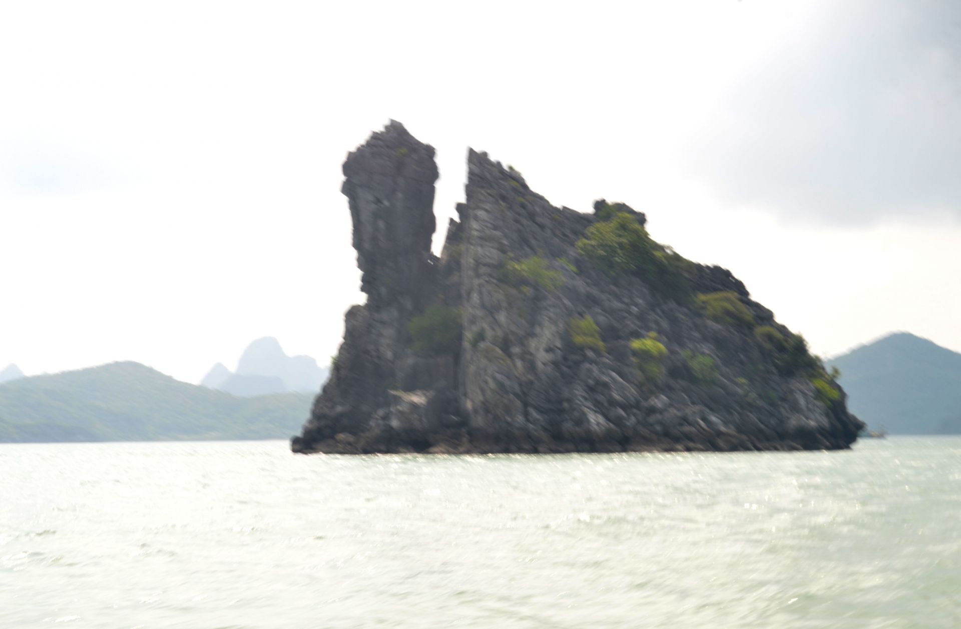 Một đảo đ&aacute; kh&aacute;c giống con r&ugrave;a đ&atilde; gi&agrave; đầu th&ograve; d&agrave;i ra ngo&agrave;i.