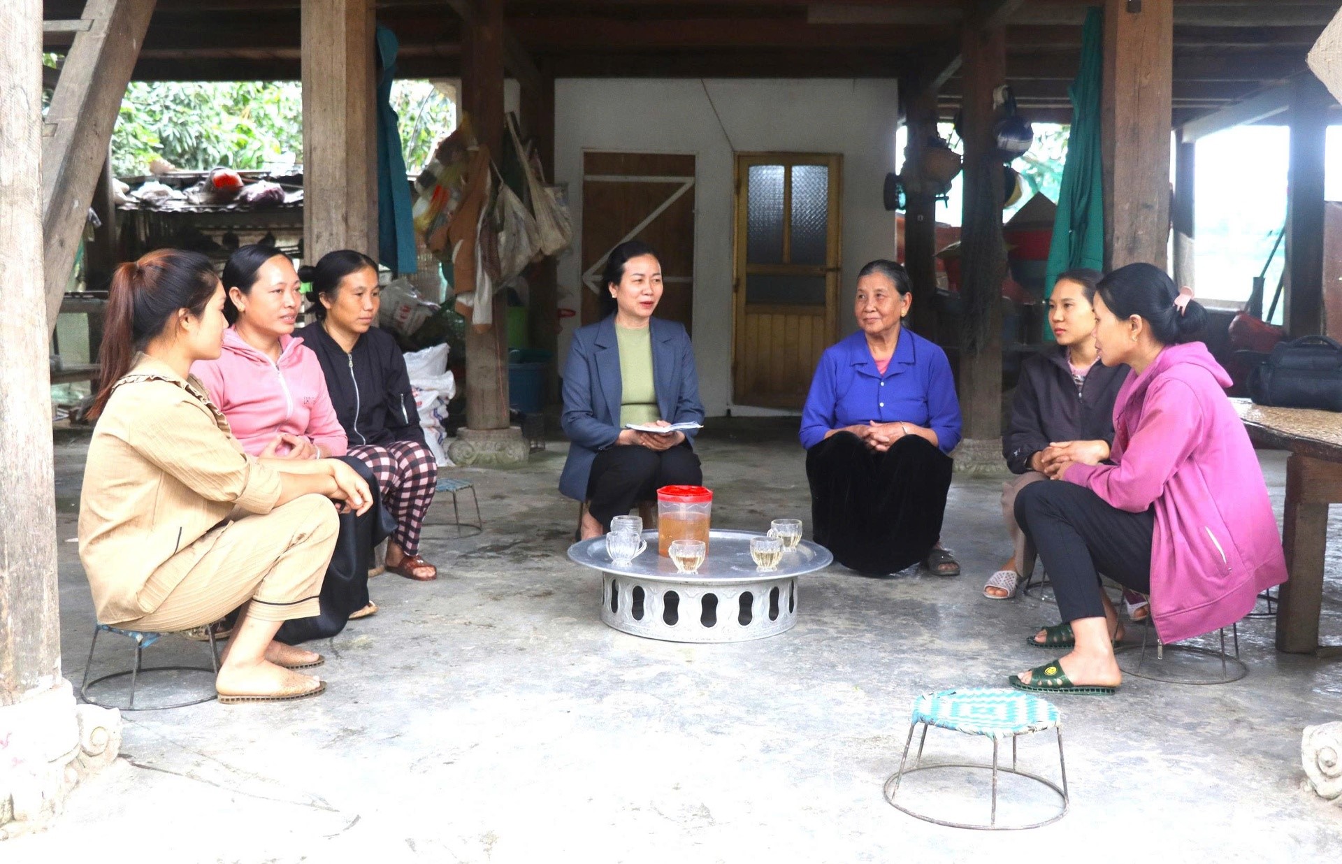 C&aacute;n bộ Hội LHPN x&atilde; tuy&ecirc;n truyền hội vi&ecirc;n phụ nữ t&iacute;ch cực ph&aacute;t triển kinh tế, x&oacute;a đ&oacute;i giảm ngh&egrave;o.